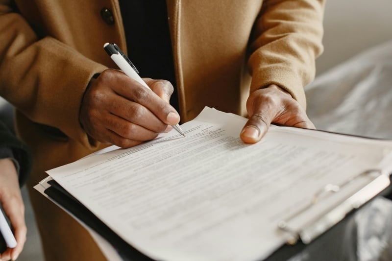A civil site recruiter going through a resume 
