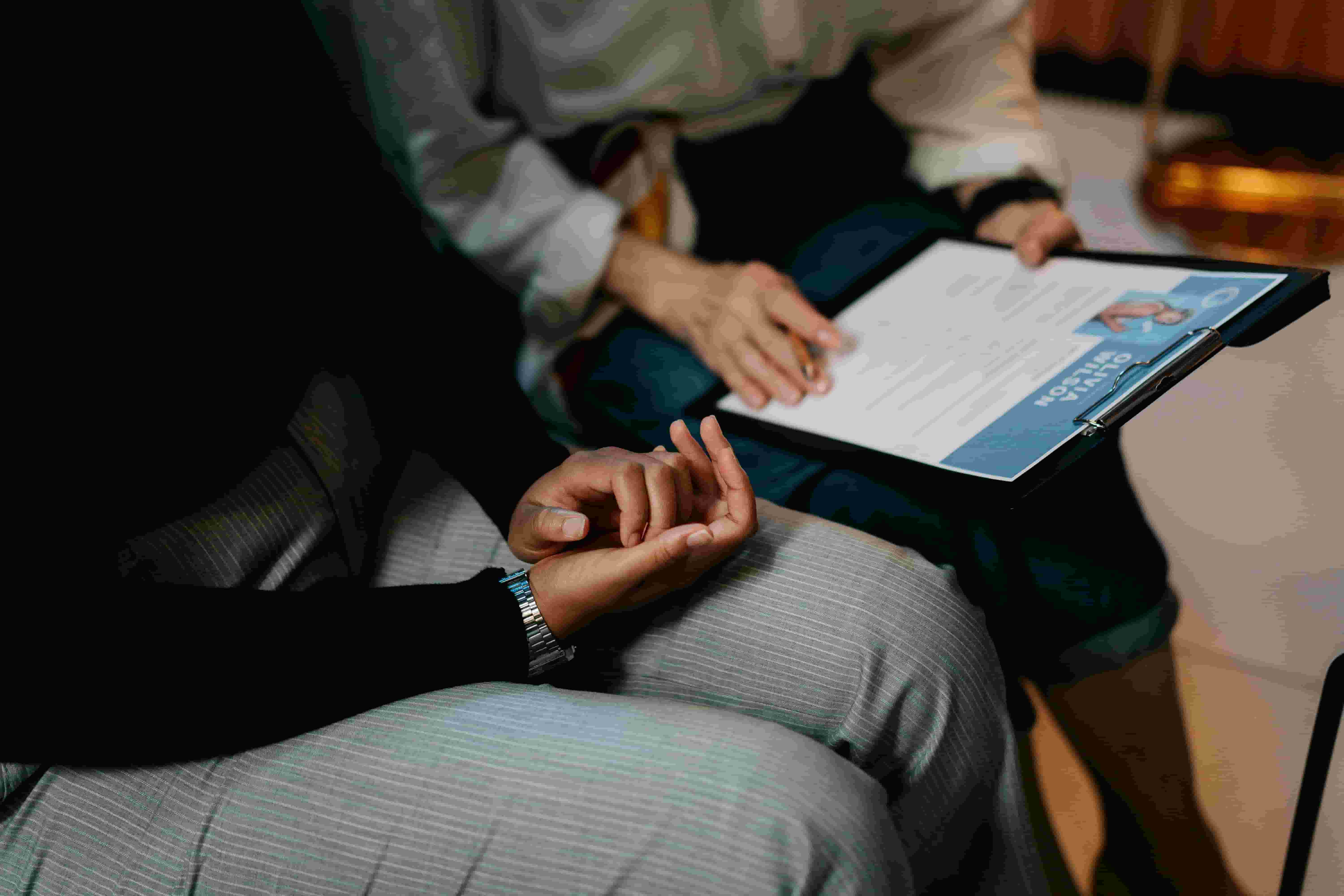 A job-seeking BIM modeler getting expert advice on their resume