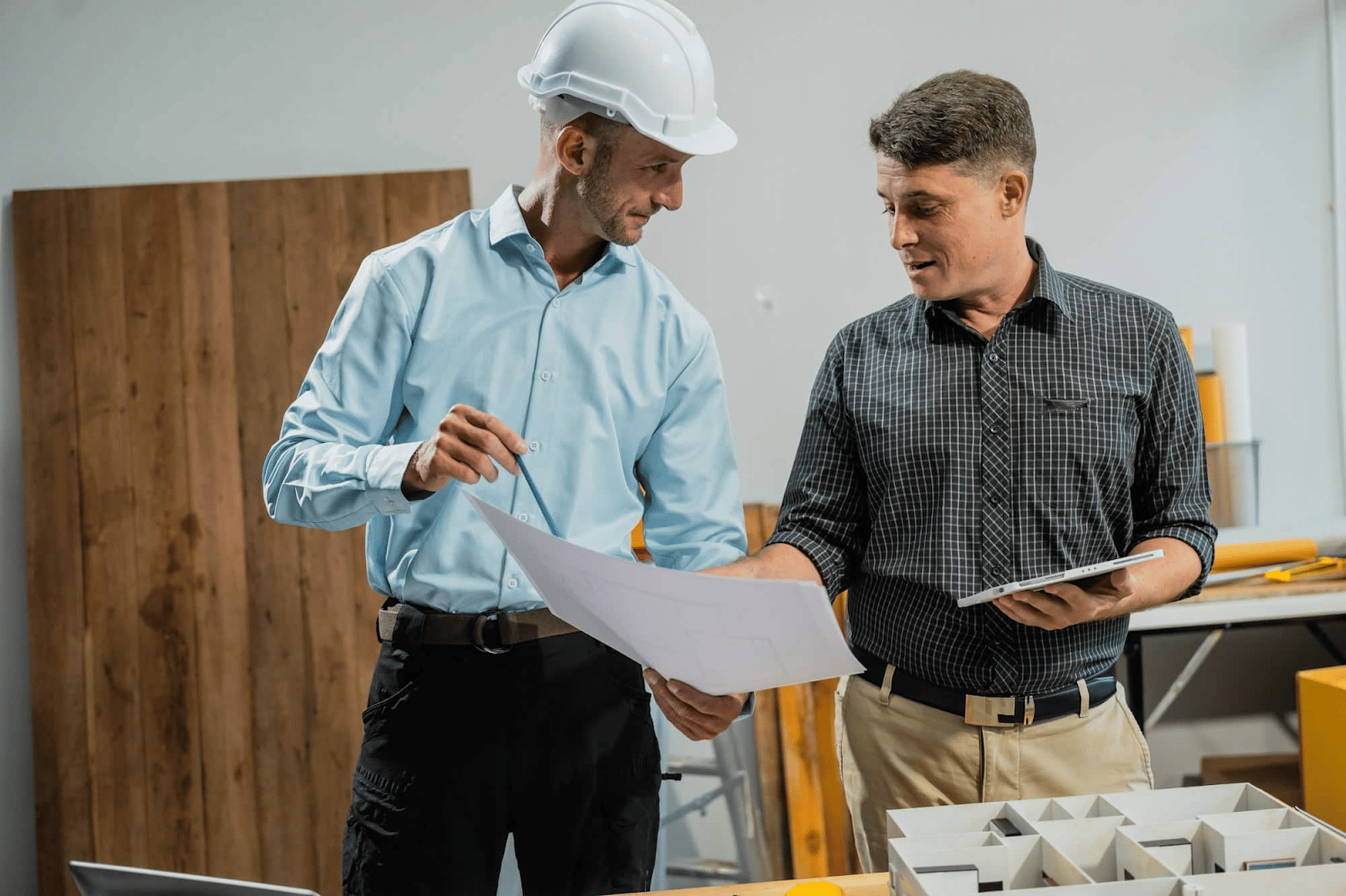 A project architect and a BIM specialist analysing a project plan