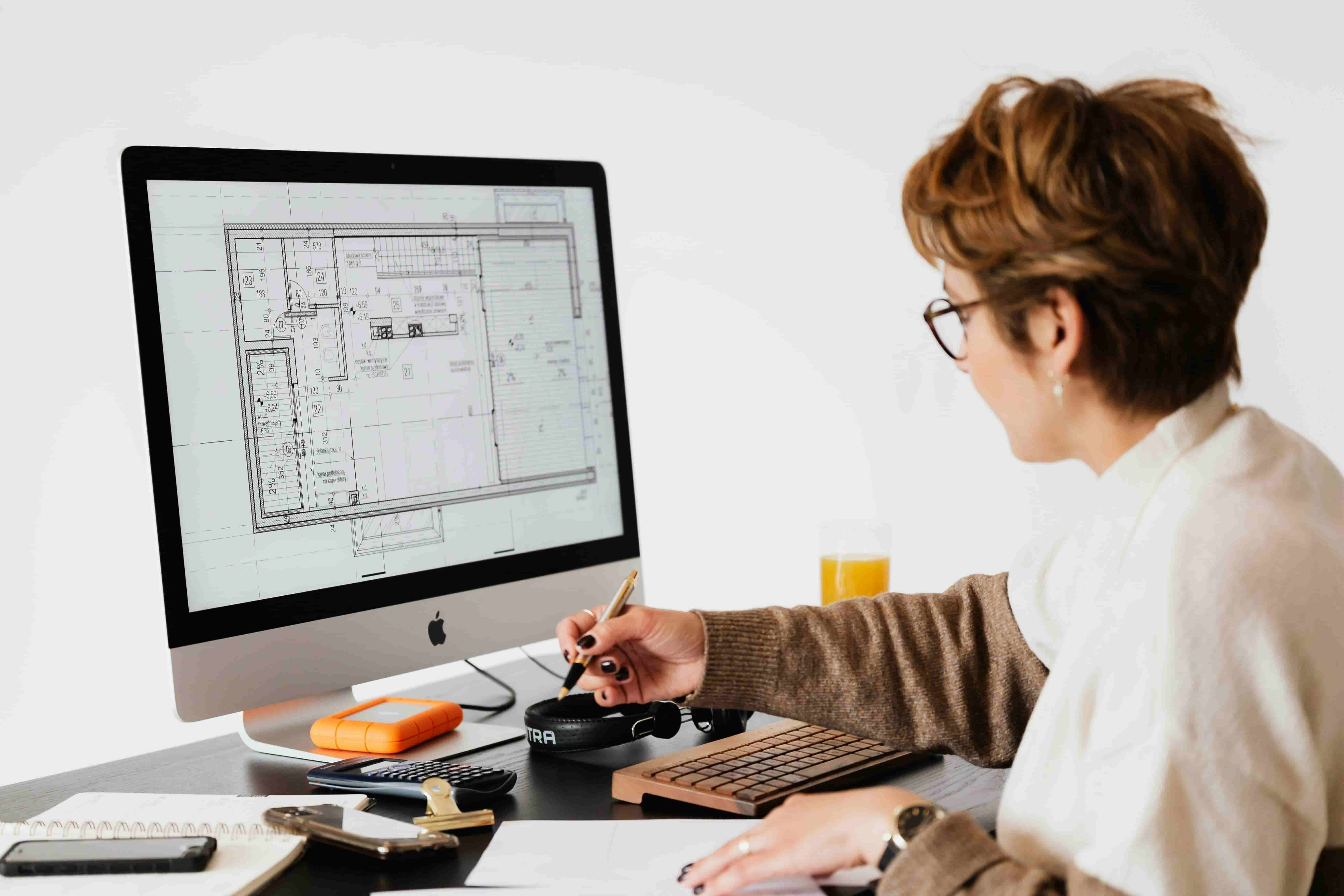 An architectural historian using BIM software for mapping and analysis
