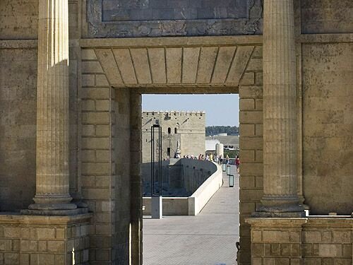 An image showing the flat arch which is incorporated in real-world building design