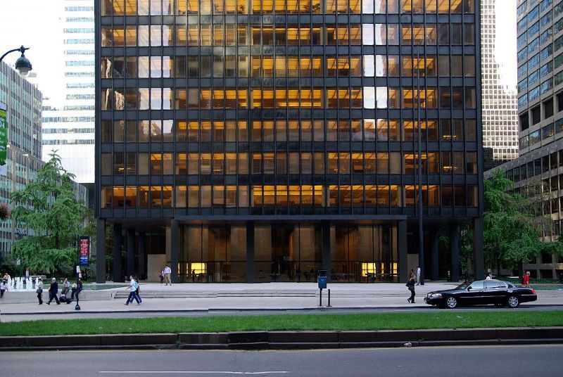 An image showing the height and form of the Seagram Building against nearby structure