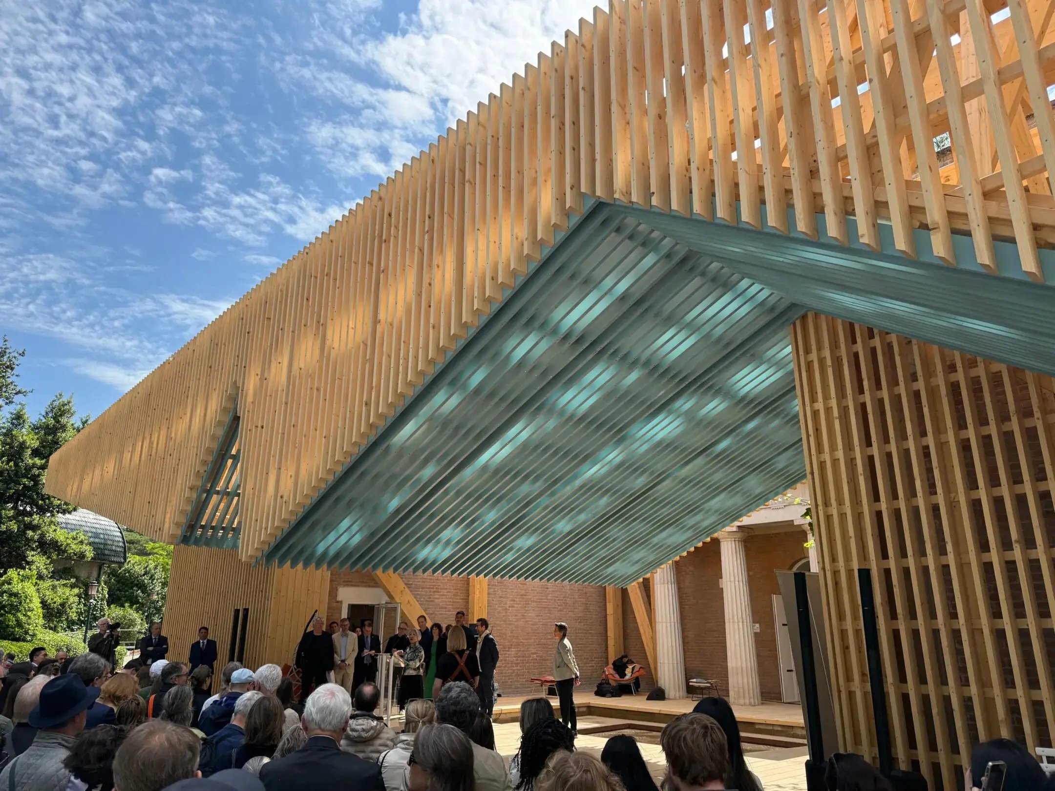 Contemporary Pavilion With Wood Structure