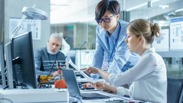 Two quality-checking engineers are Analyzing the quality.