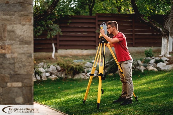 Surveyor using the tripod