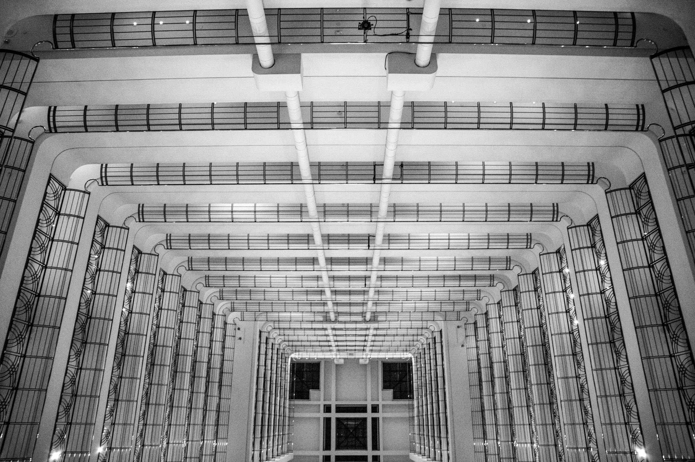 Symmetrical interior beam structure
