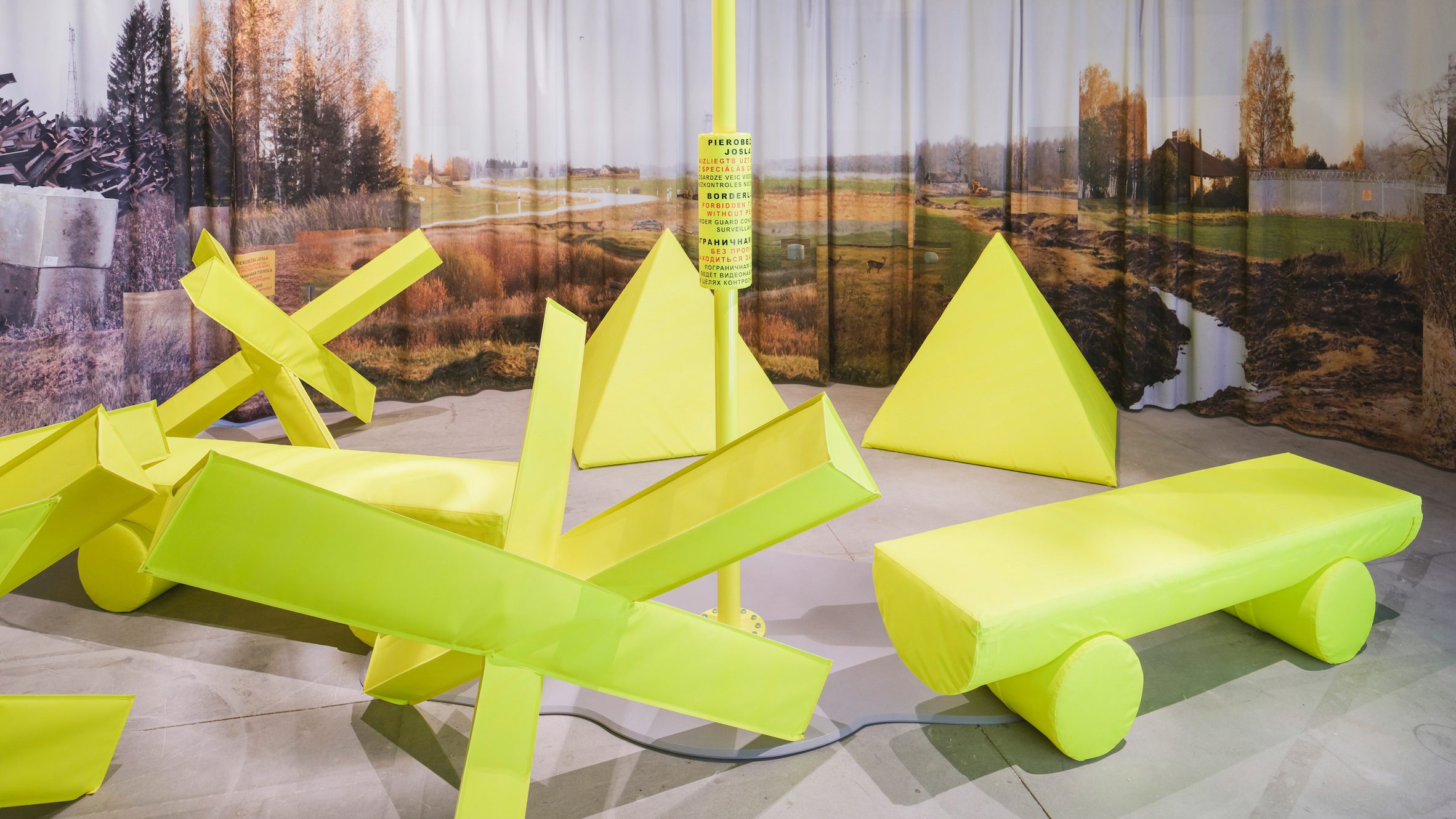 latvia-pavilion-vencie-nato-border